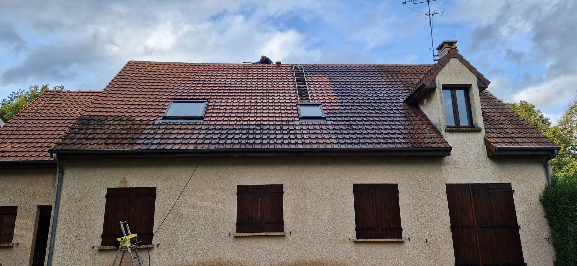 Nettoyage d'une toiture en tuiles