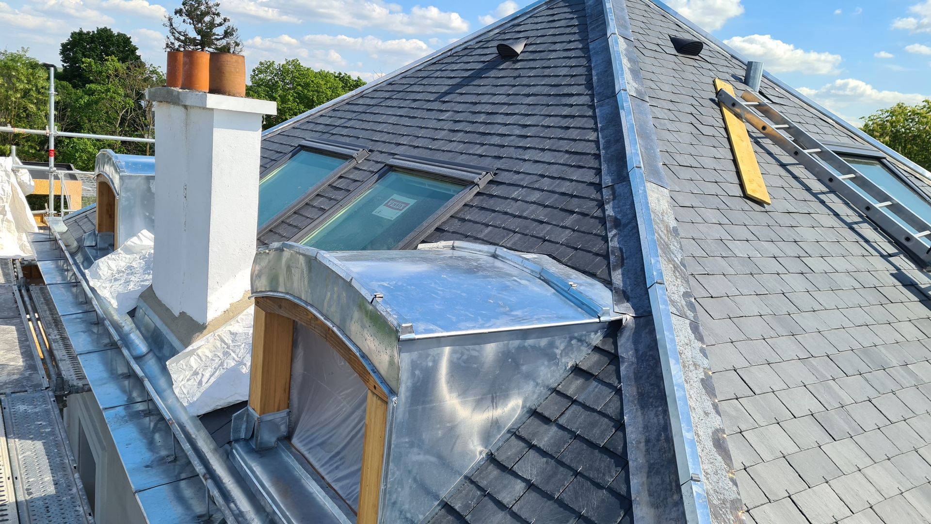 Vue d'une corniche recouverte d'une feuille de zinc