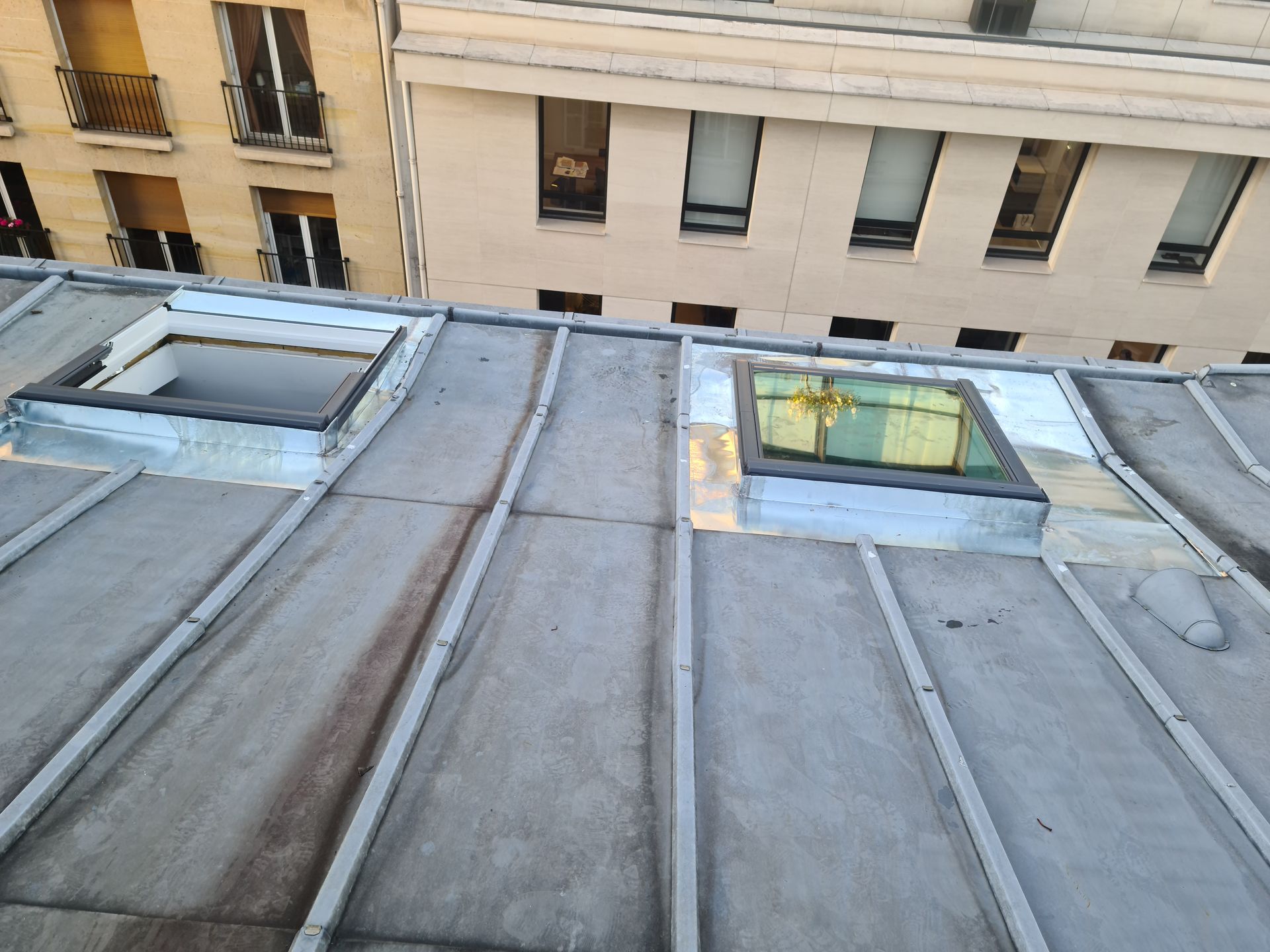 Pan de toiture en zinc avec Velux