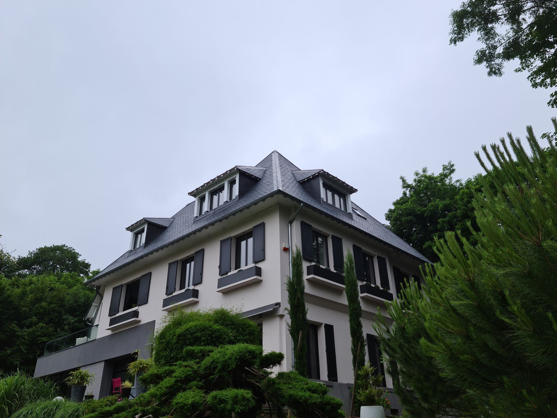 Toiture en ardoise sur maison blanche