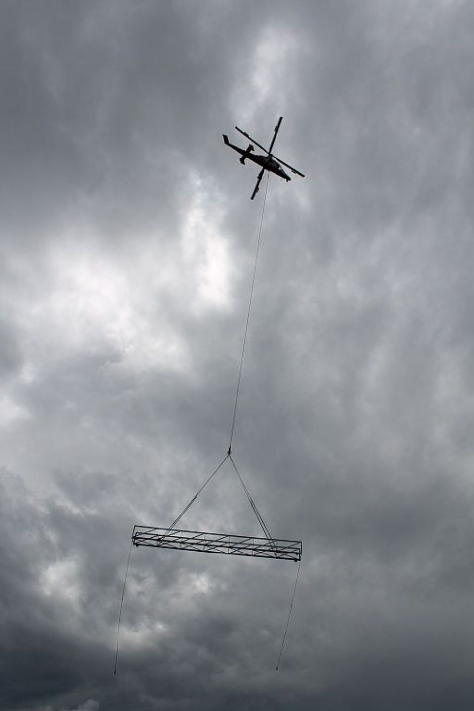 Stahlträger wird mit Hubschrauber transportiert