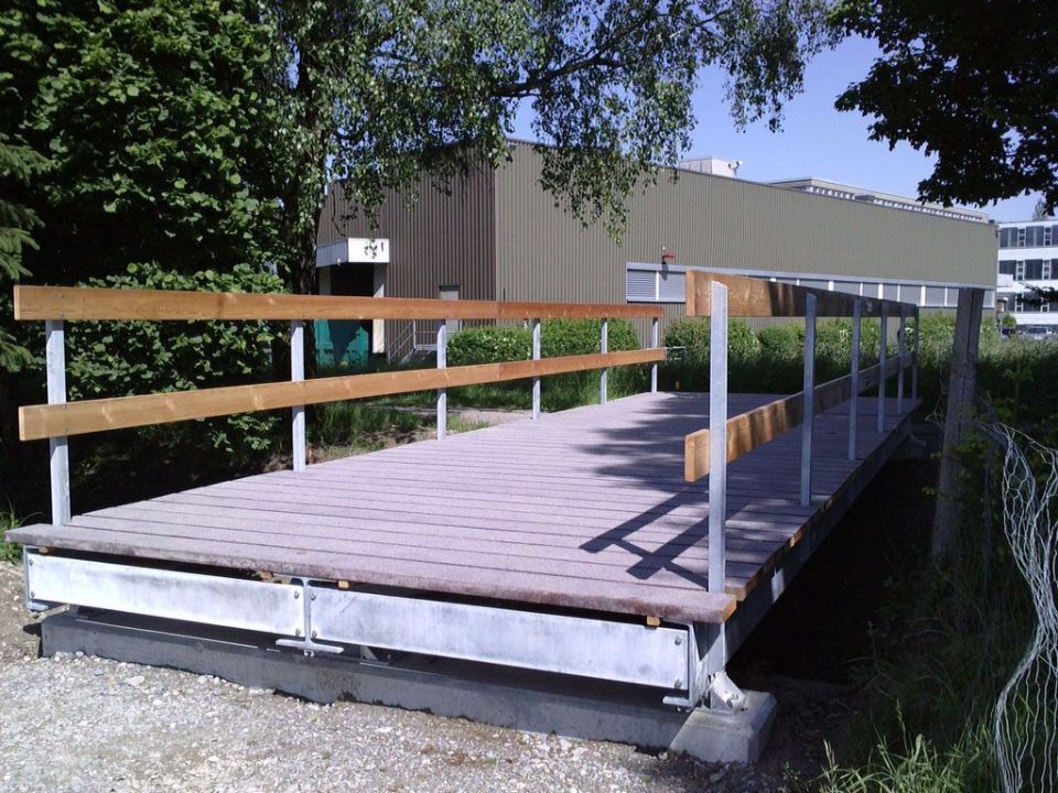 Steg aus Holz und Metall
