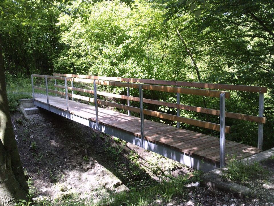 Brücke aus Holz und Metall