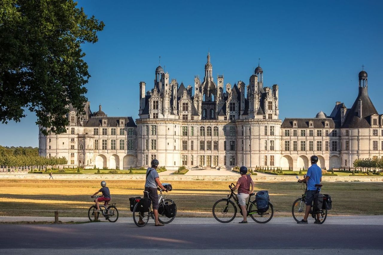 Cyclistes devant le château de Chambord