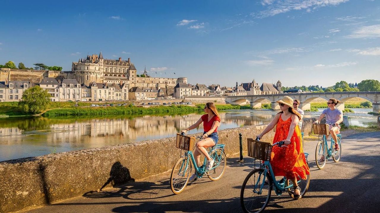 Cyclistes sur la Loire à Vélo près d’Amboise