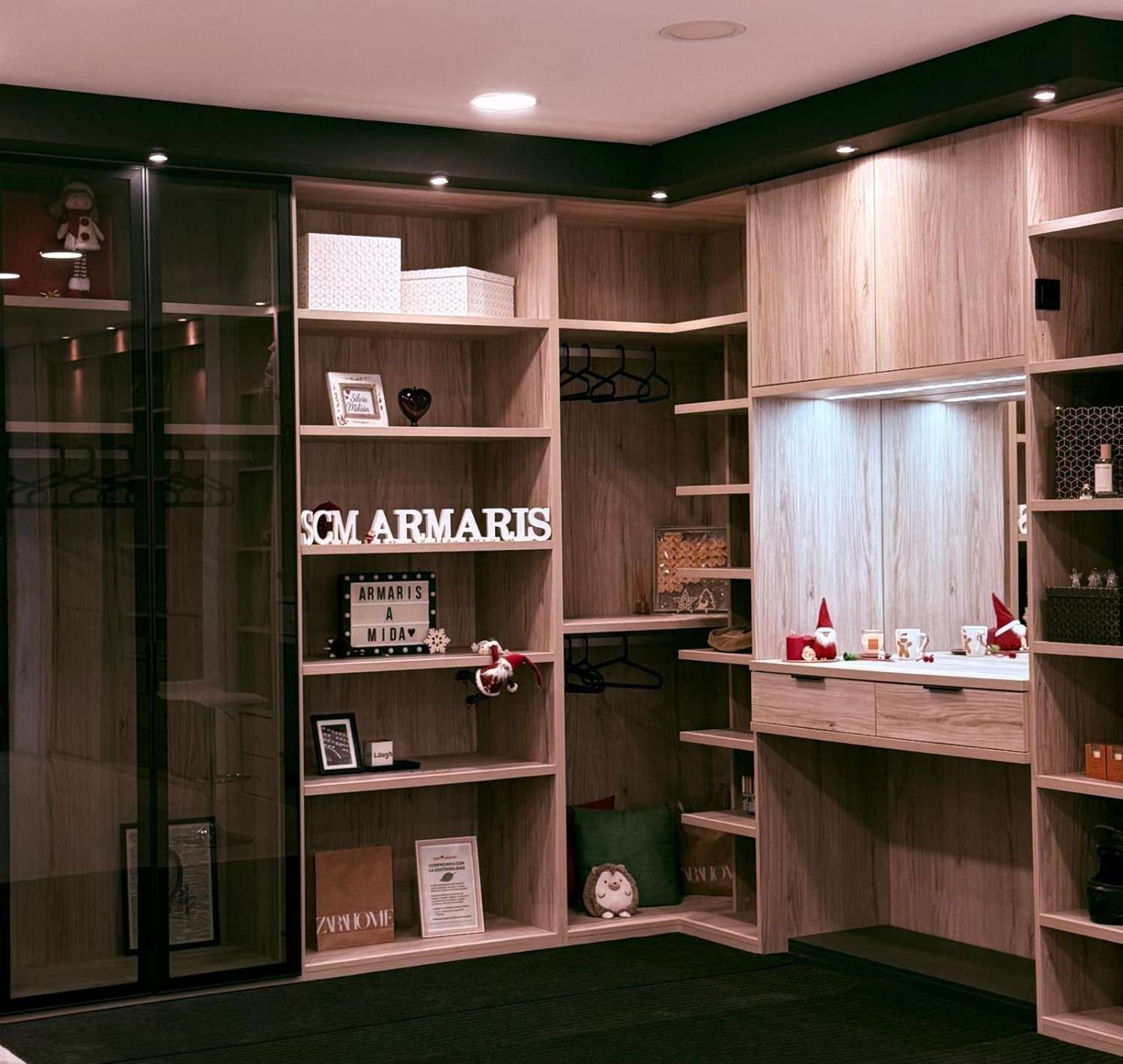 Estanterías de exposición con paneles de madera, con artículos plegados, elementos decorativos