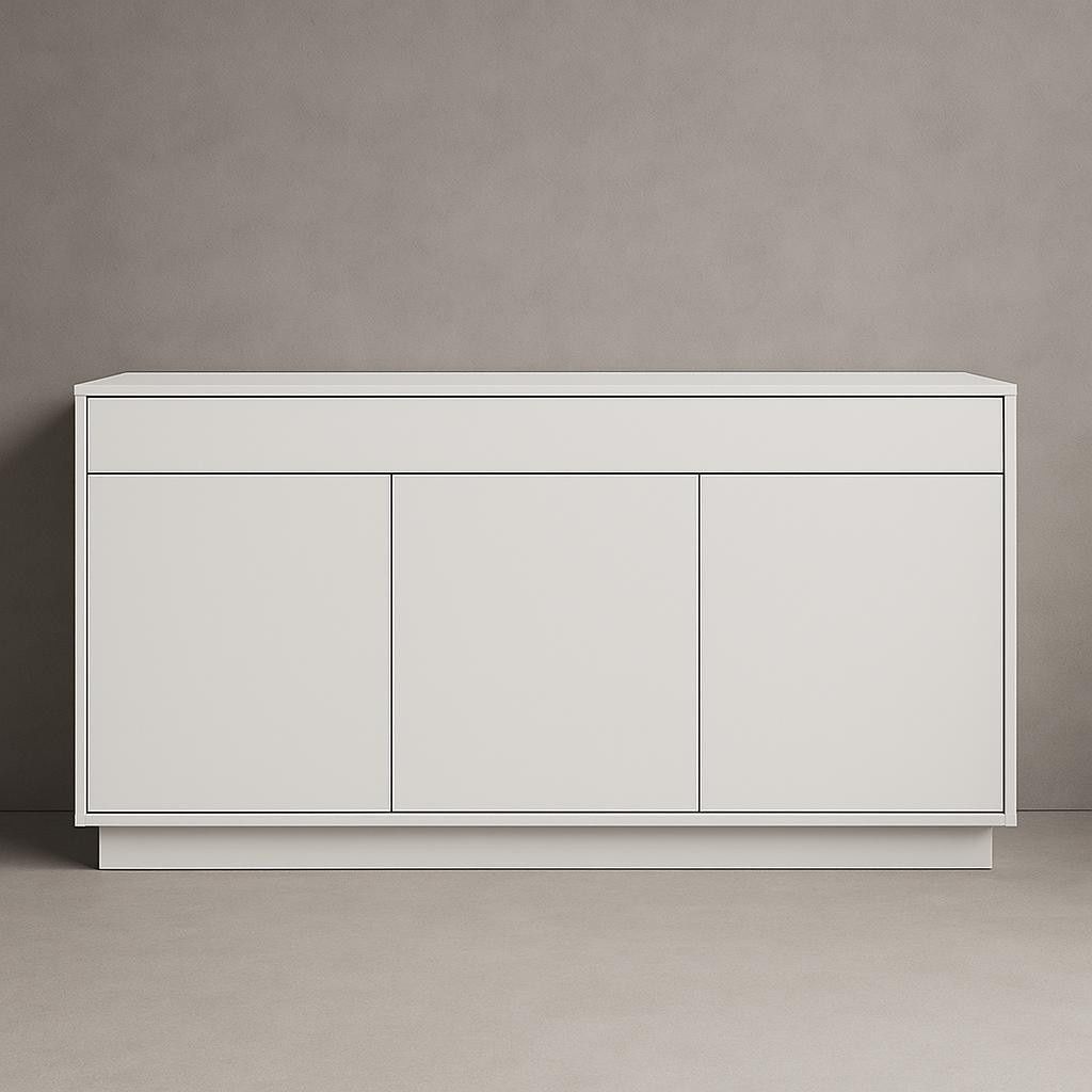 Aparador moderno blanco de tres puertas con líneas limpias sobre un fondo gris neutro.