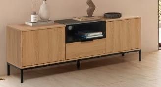 Mueble de televisión de madera de mediados de siglo con estante negro y decoración encima, en una habitación luminosa.