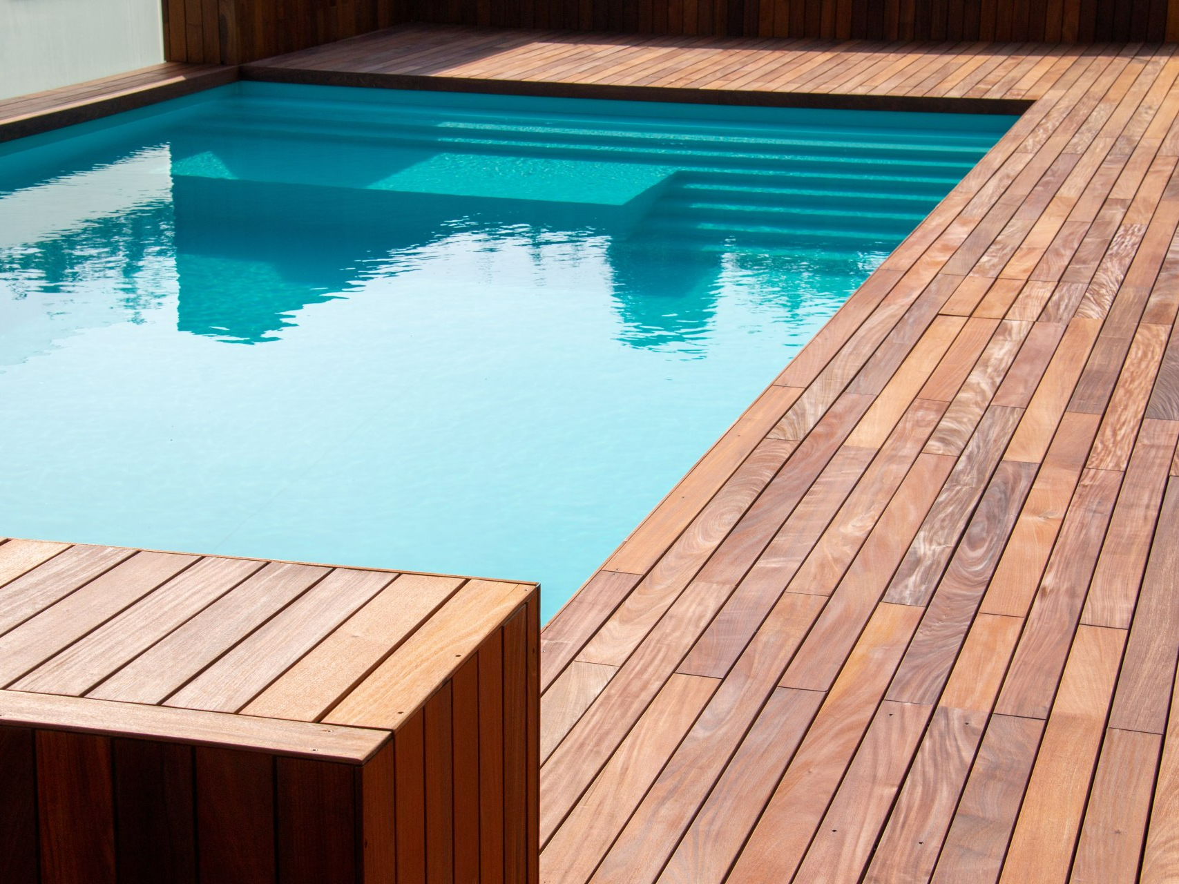 Terrasse de piscine en bois exotique