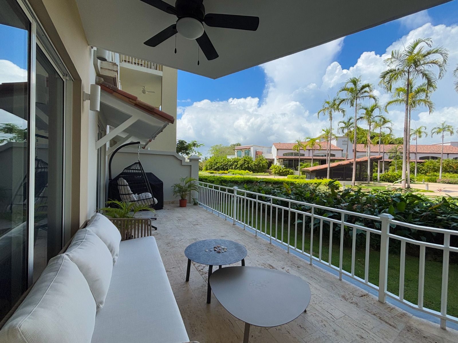 Private garden terrace Puntarenas Buenaventura. Quiet outdoor seating area surrounded by nature for morning focus.