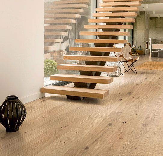 In der Mitte des Raumes befindet sich eine Holztreppe.