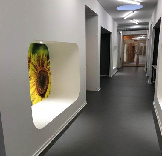 Ein Flur mit einem Bild einer Sonnenblume an der Wand