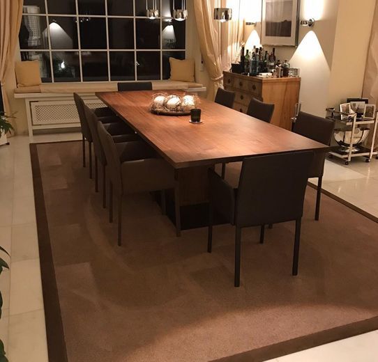 Ein Esszimmer mit einem langen Tisch und Stühlen