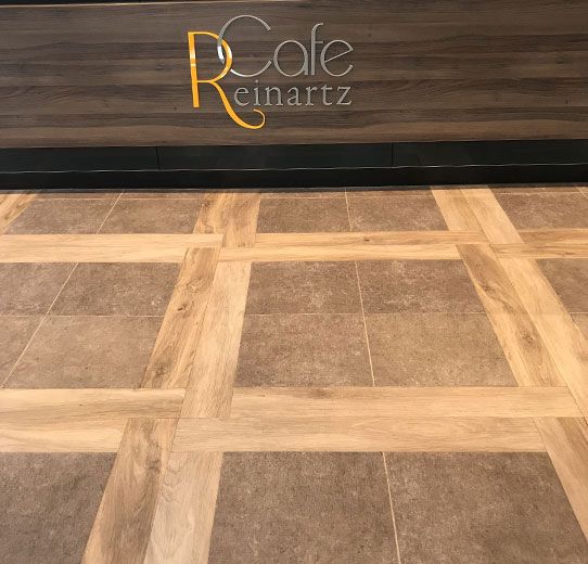 Ein Holzschild mit der Aufschrift „Café Reinartz“