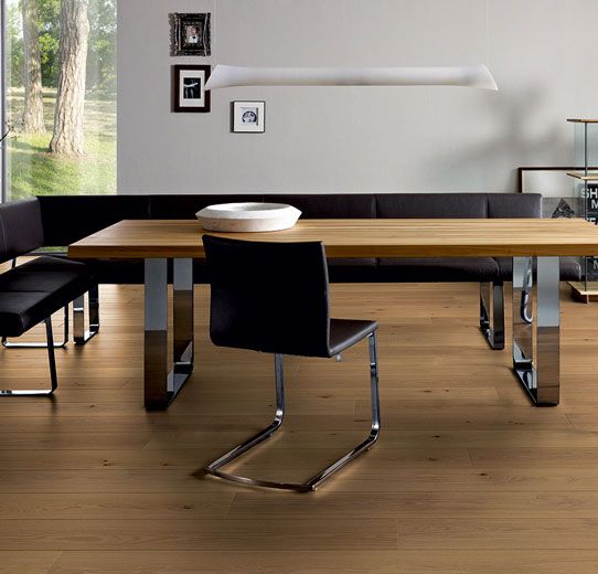 Ein Esszimmer mit einem Holztisch und Stühlen