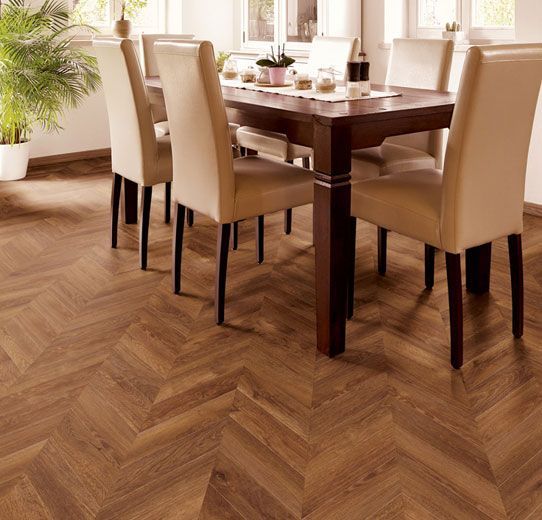 Ein Esszimmer mit einem Holztisch und Stühlen