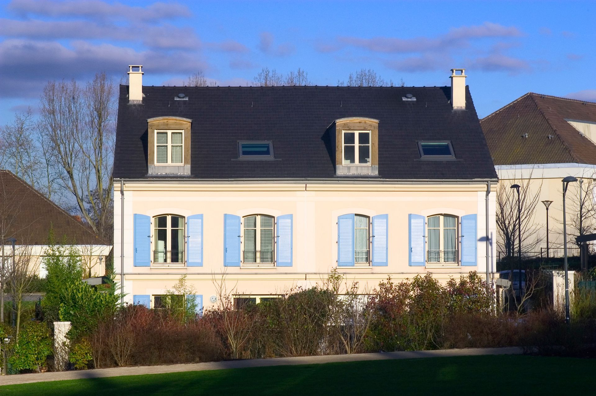 Belle maison avec toit en ardoise