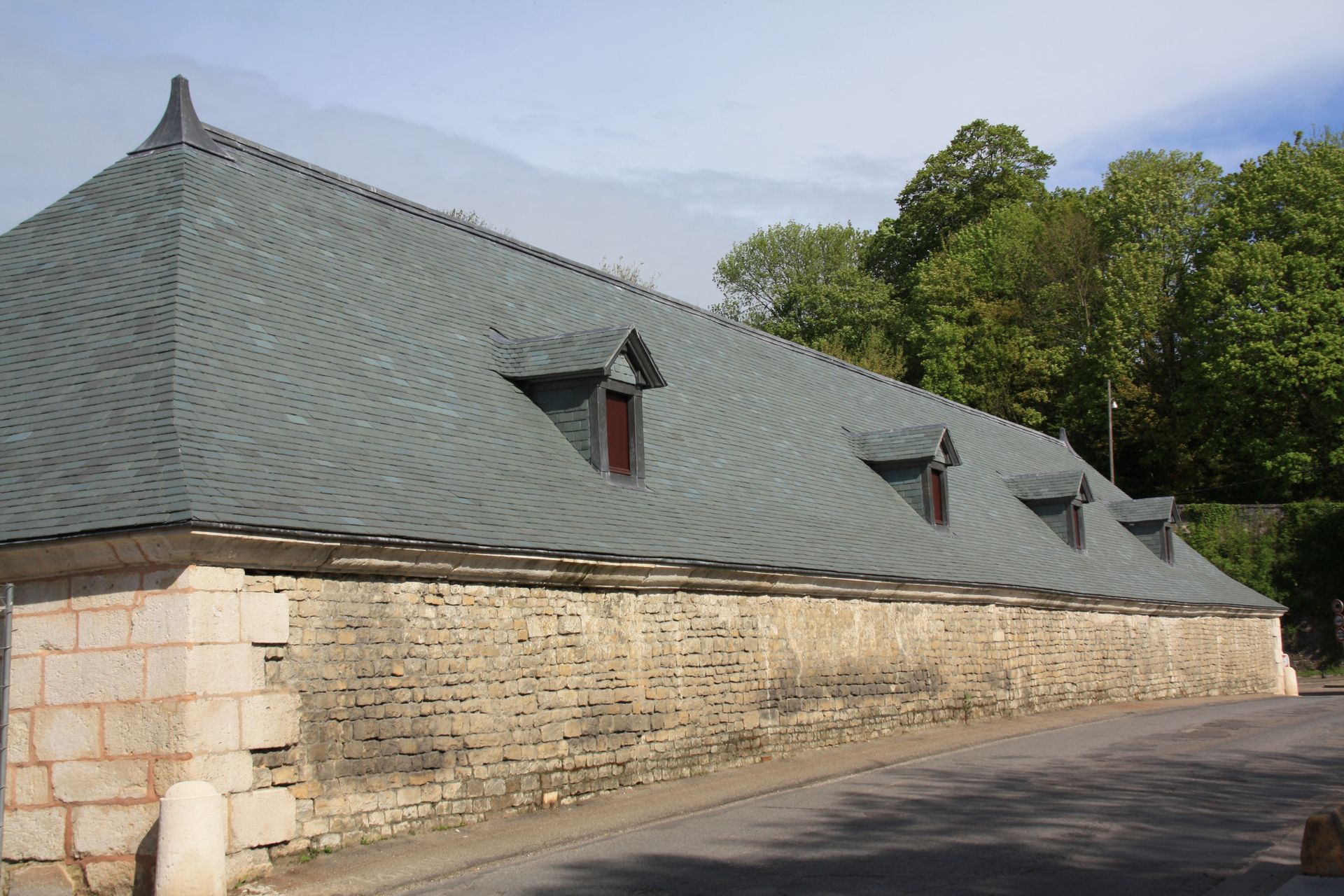 Toiture en ardoise avec lucarnes