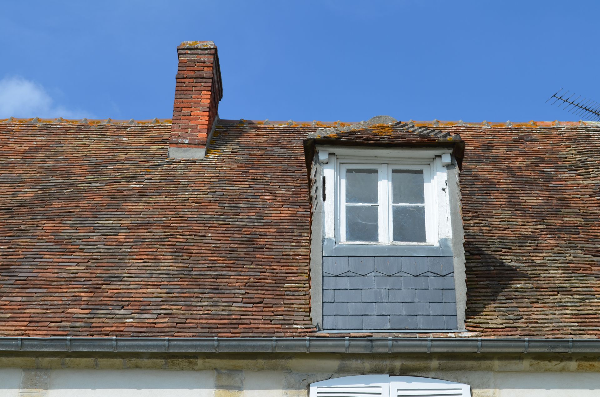 Lucarne sur un toit en tuile