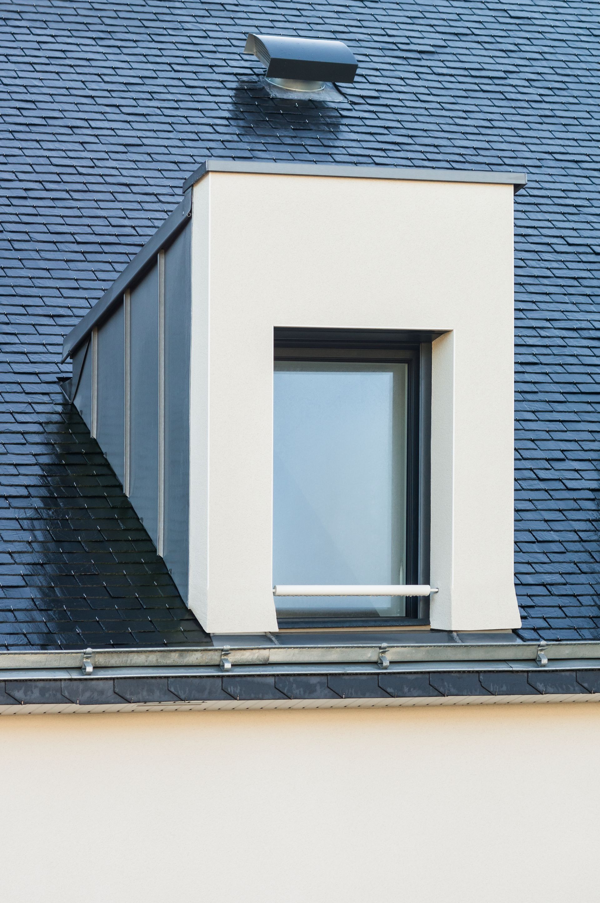 Lucarne sur un toit en ardoise