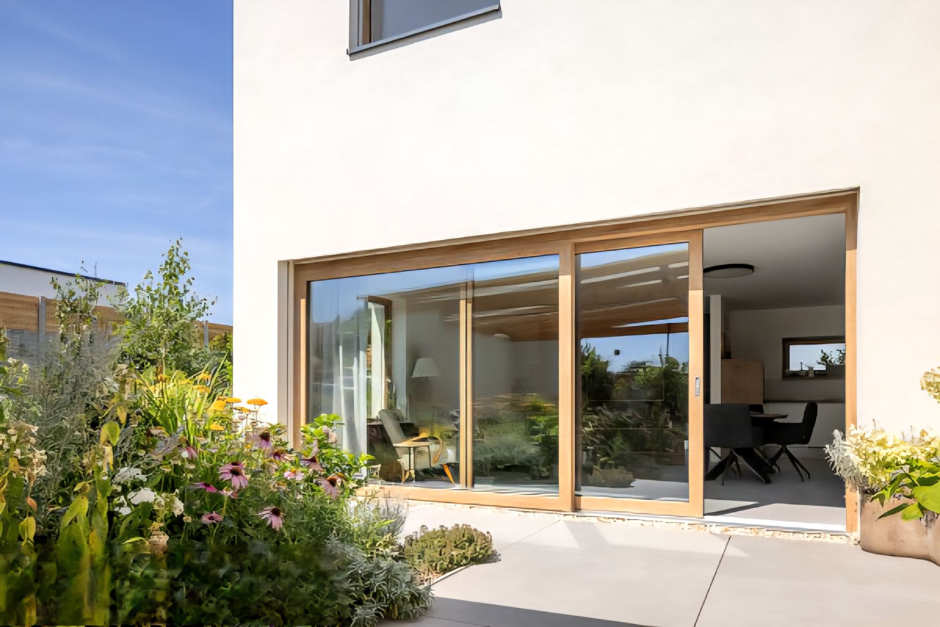 Fenêtre à volets marron sur un bâtiment beige.