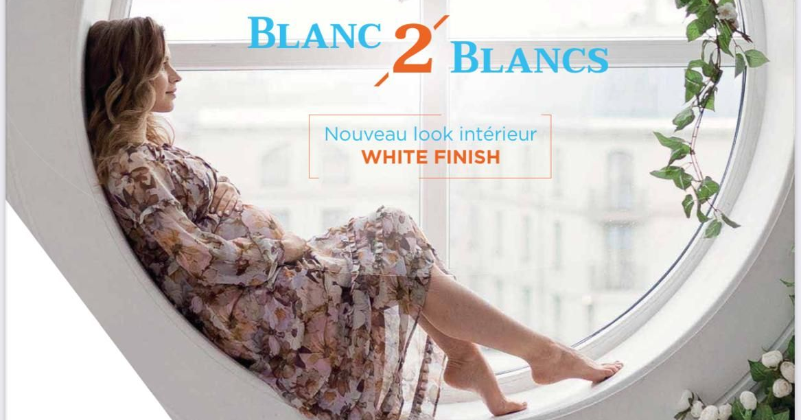 Une femme enceinte en robe à fleurs est assise devant une fenêtre cintrée blanche. Texte : « Blanc 2 Blancs ». Finition blanche.