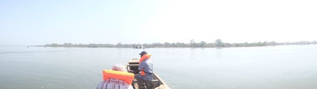 Una imagen borrosa de personas en un bote en un lago.