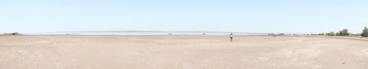 Una imagen borrosa de un campo con un cielo azul en el fondo.