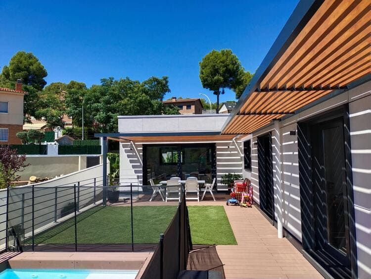 Una casa con piscina delante