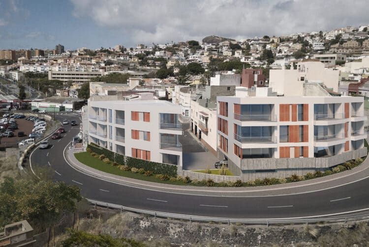 Una vista aérea de un edificio al costado de una carretera en una ciudad.