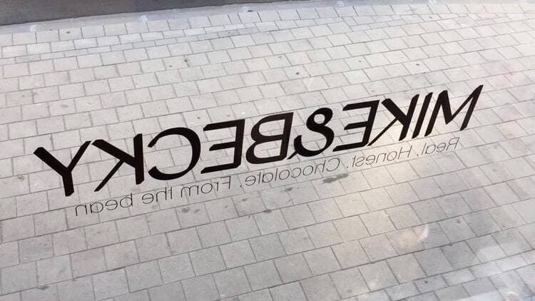 Una pasarela de ladrillos con el nombre Mike Beck.