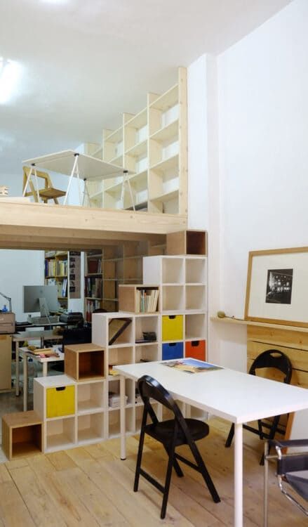 Una habitación con una mesa y sillas y un cuadro en la pared.