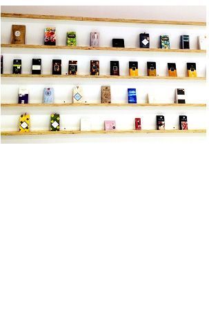 Un estante lleno de una variedad de objetos pequeños.