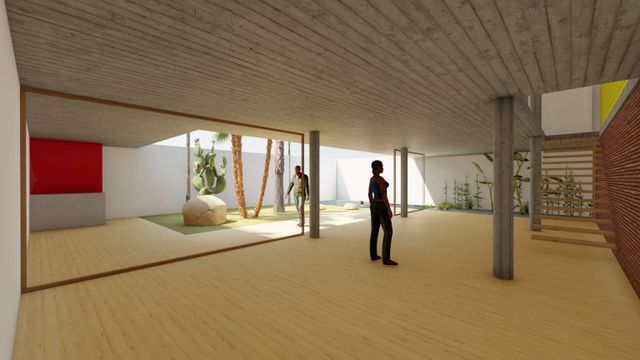 Un hombre está de pie en una habitación grande con una ventana grande.