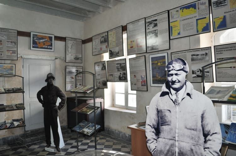 Una fotografía en blanco y negro de un hombre con casco en un museo.
