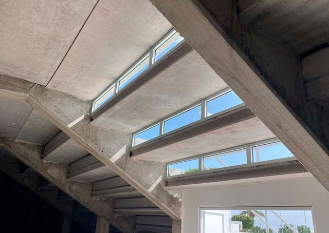 Mirando hacia el techo de un edificio con muchas ventanas.