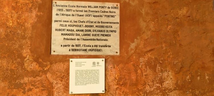 Una placa en una pared con mucho texto.