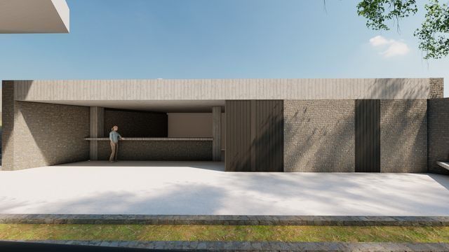 Un hombre está parado frente a una casa moderna.