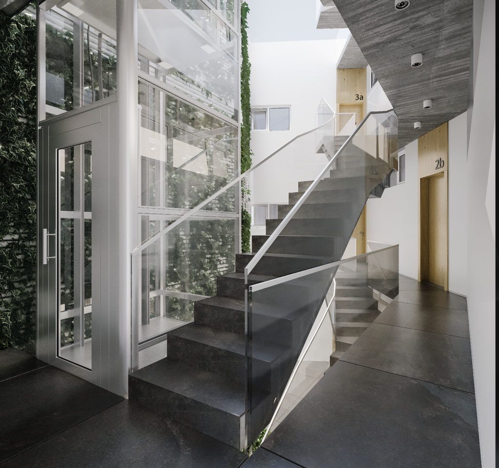 Una escalera en un edificio con barandilla de cristal