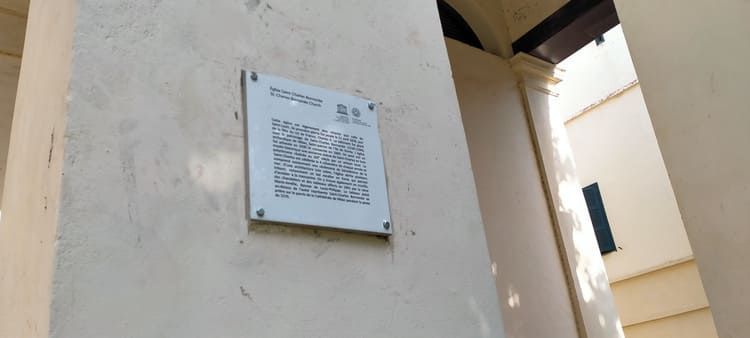 Un cartel blanco en una pared que dice 'b2'