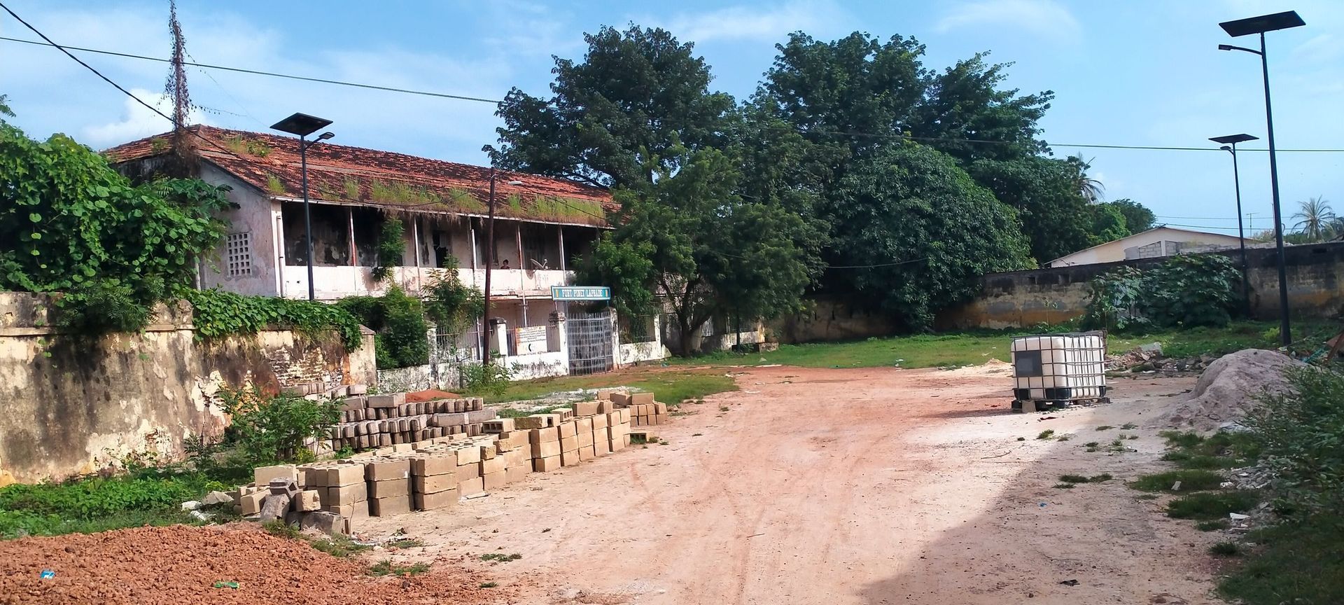 Un camino de tierra con un edificio al fondo