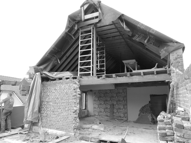 Una fotografía en blanco y negro de un edificio en construcción.