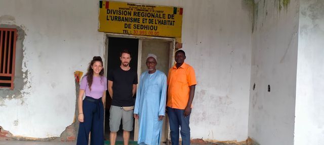 Un grupo de personas está de pie frente a un edificio.