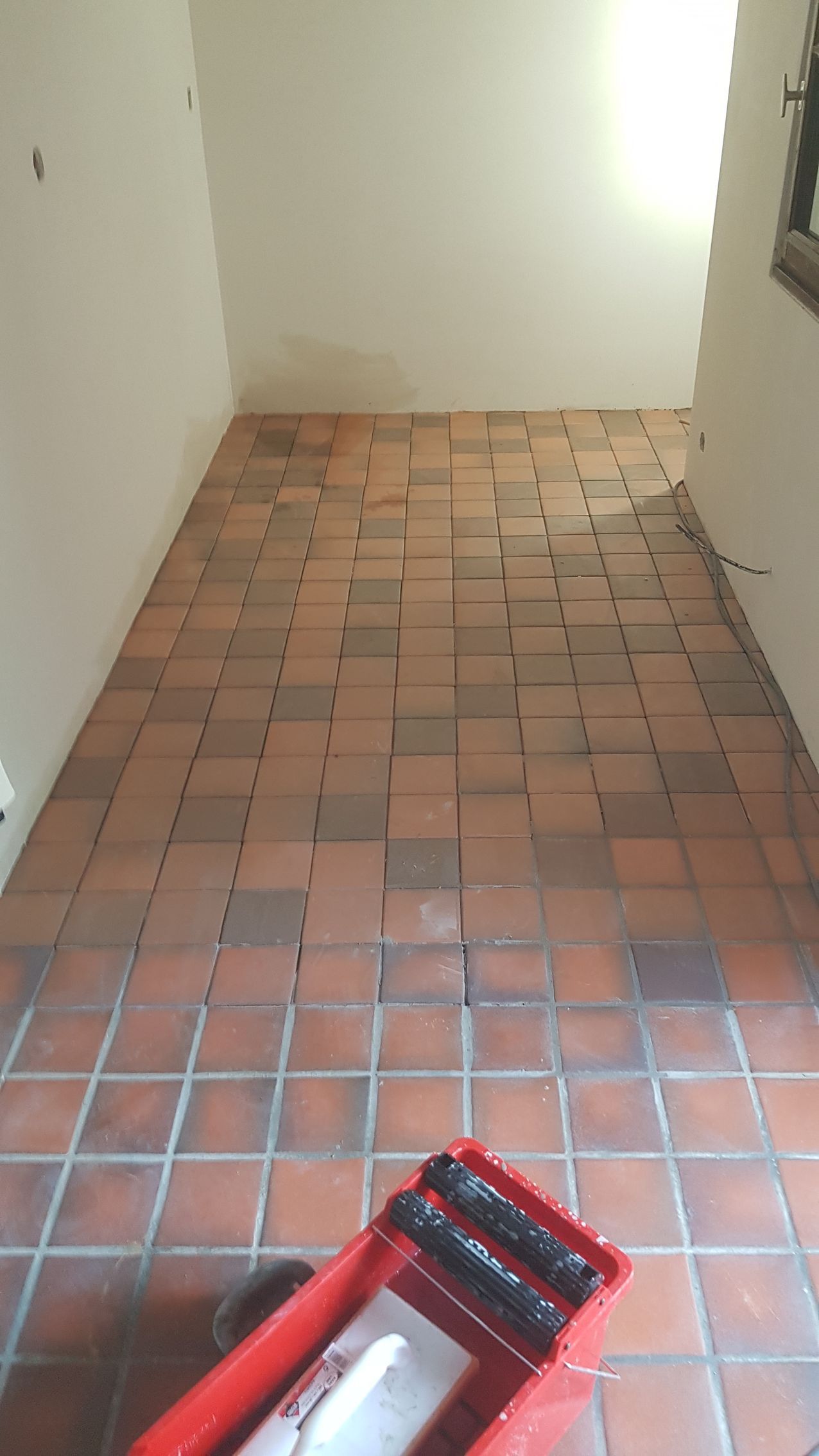 Vers la page sol en terre cuite.