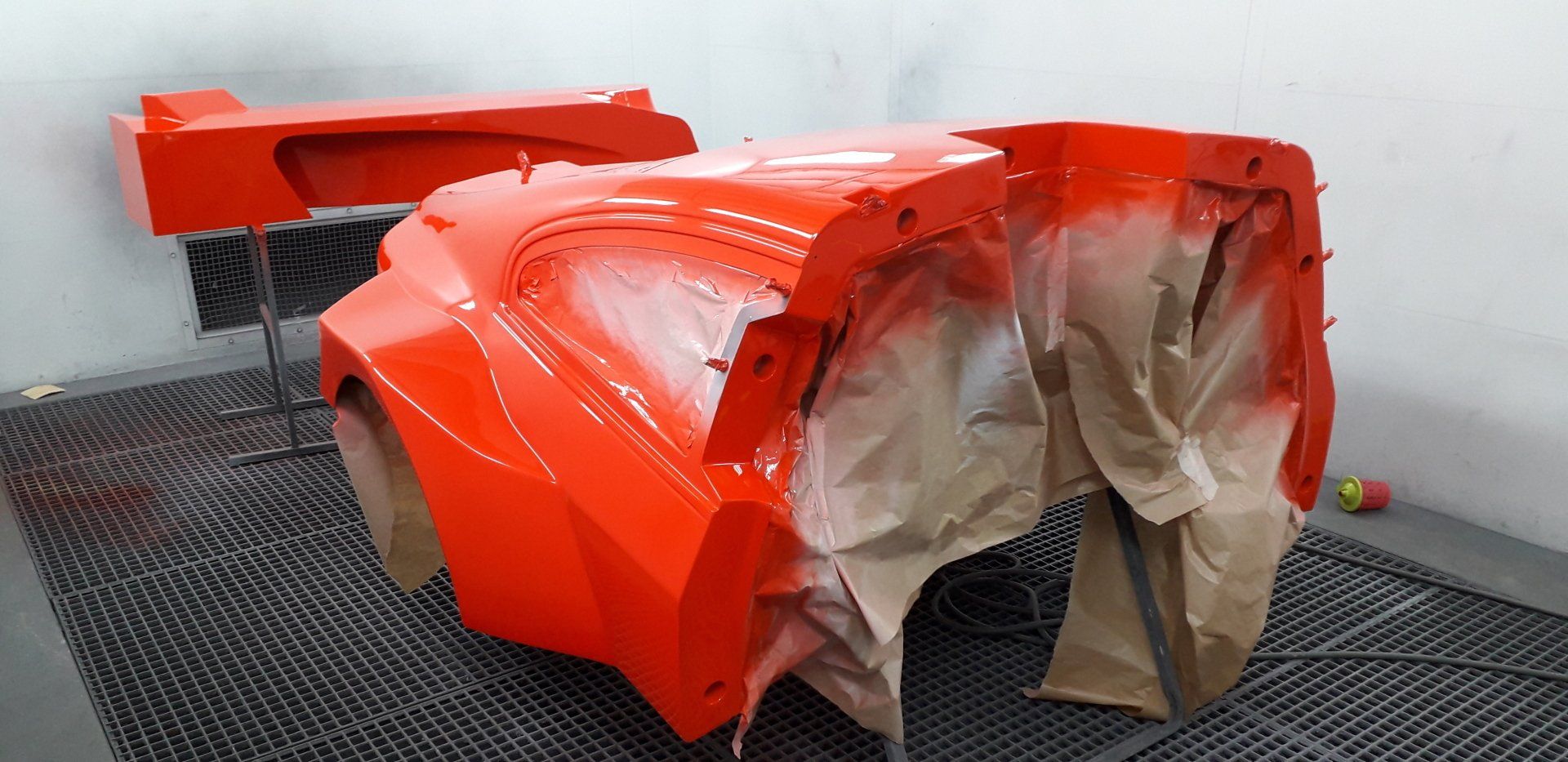 Elément en fibre de verre peint