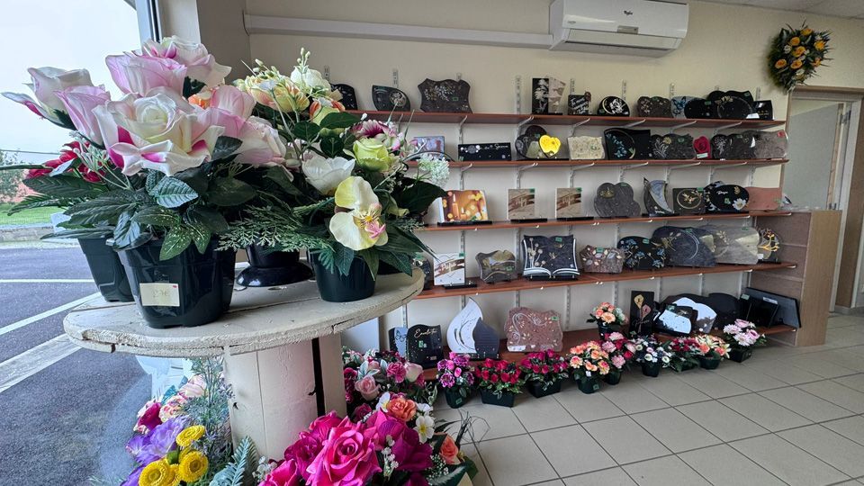 Fleurs et stèles mémorielles