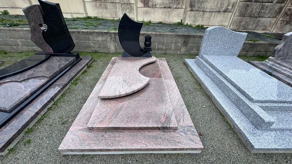 Stèle funéraire avec des formes arrondies