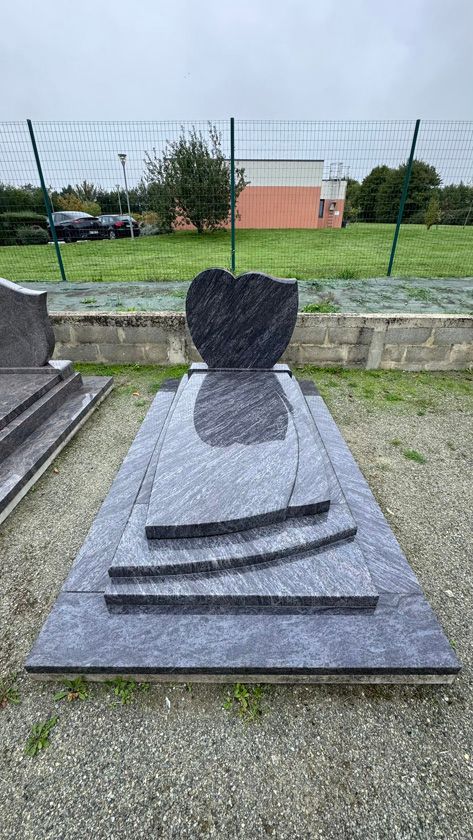 Monument funéraire en marbre gris foncé