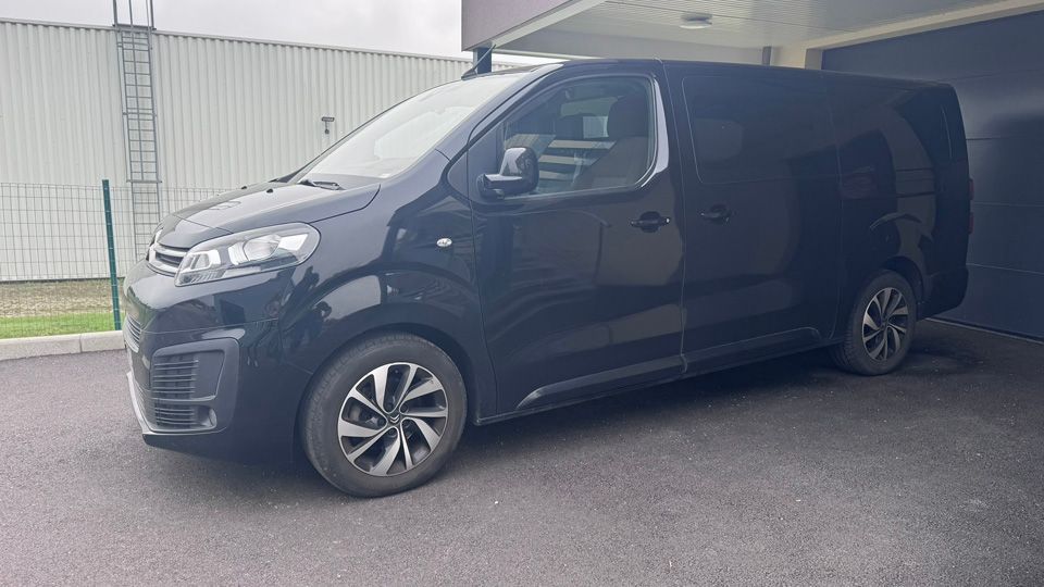 Corbillard dans le garage