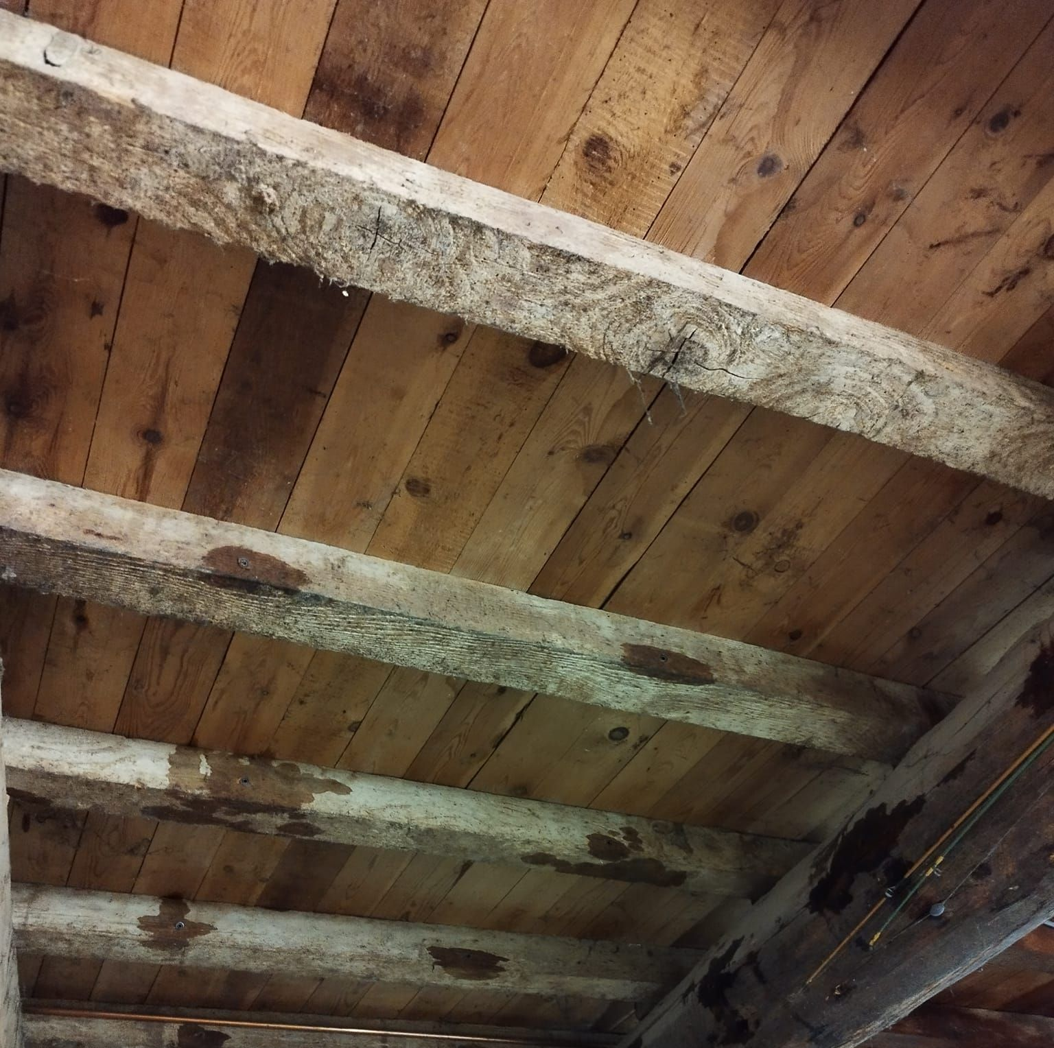 Des poutres apparentes.